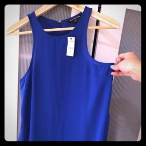 Long sleeveless blue blouse